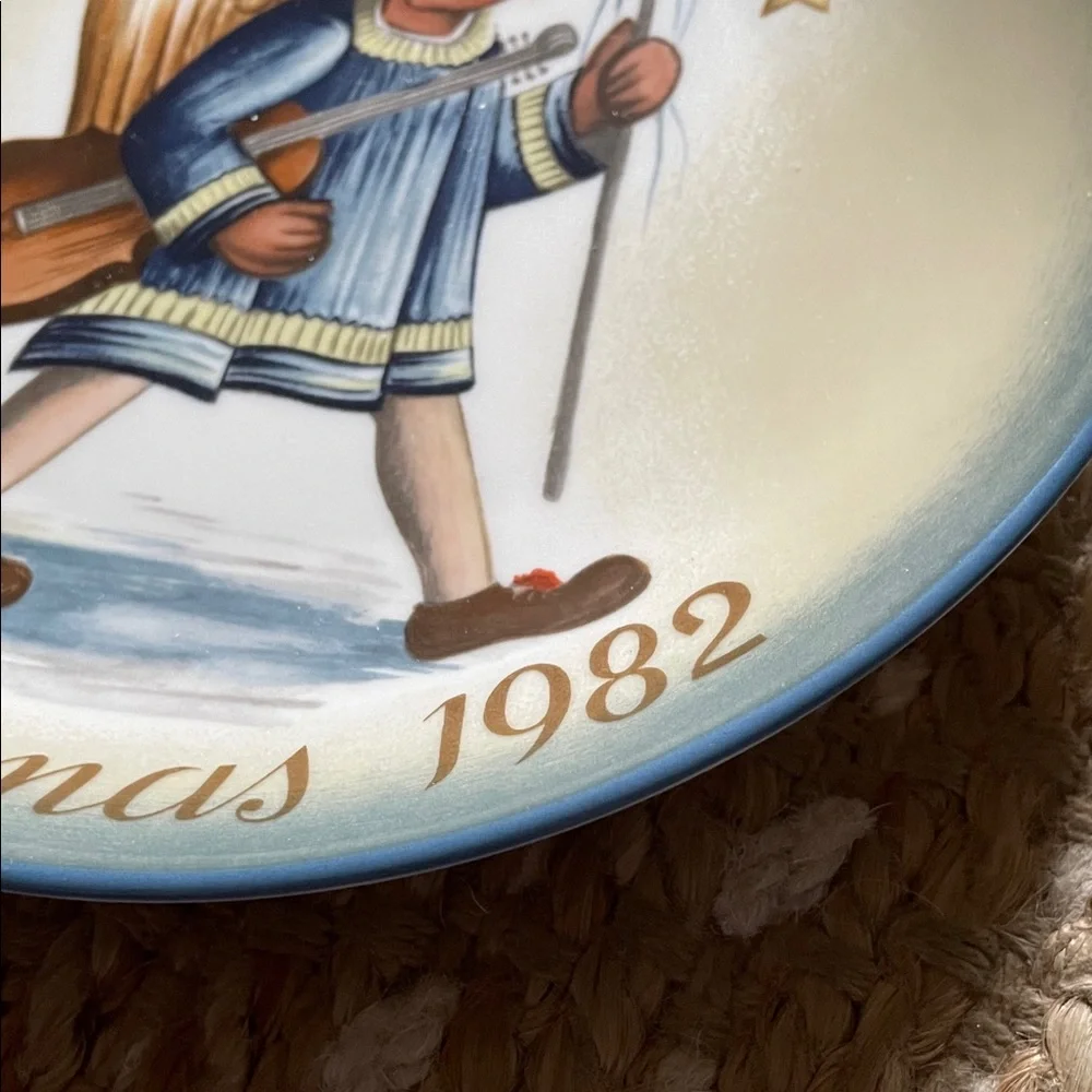 Hummel-Vintage Christmas 1982 Angel Decorative Plate